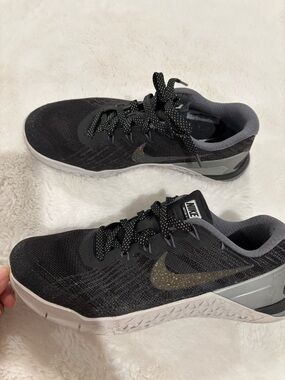 Nike Women's Black and Gray Sneakers